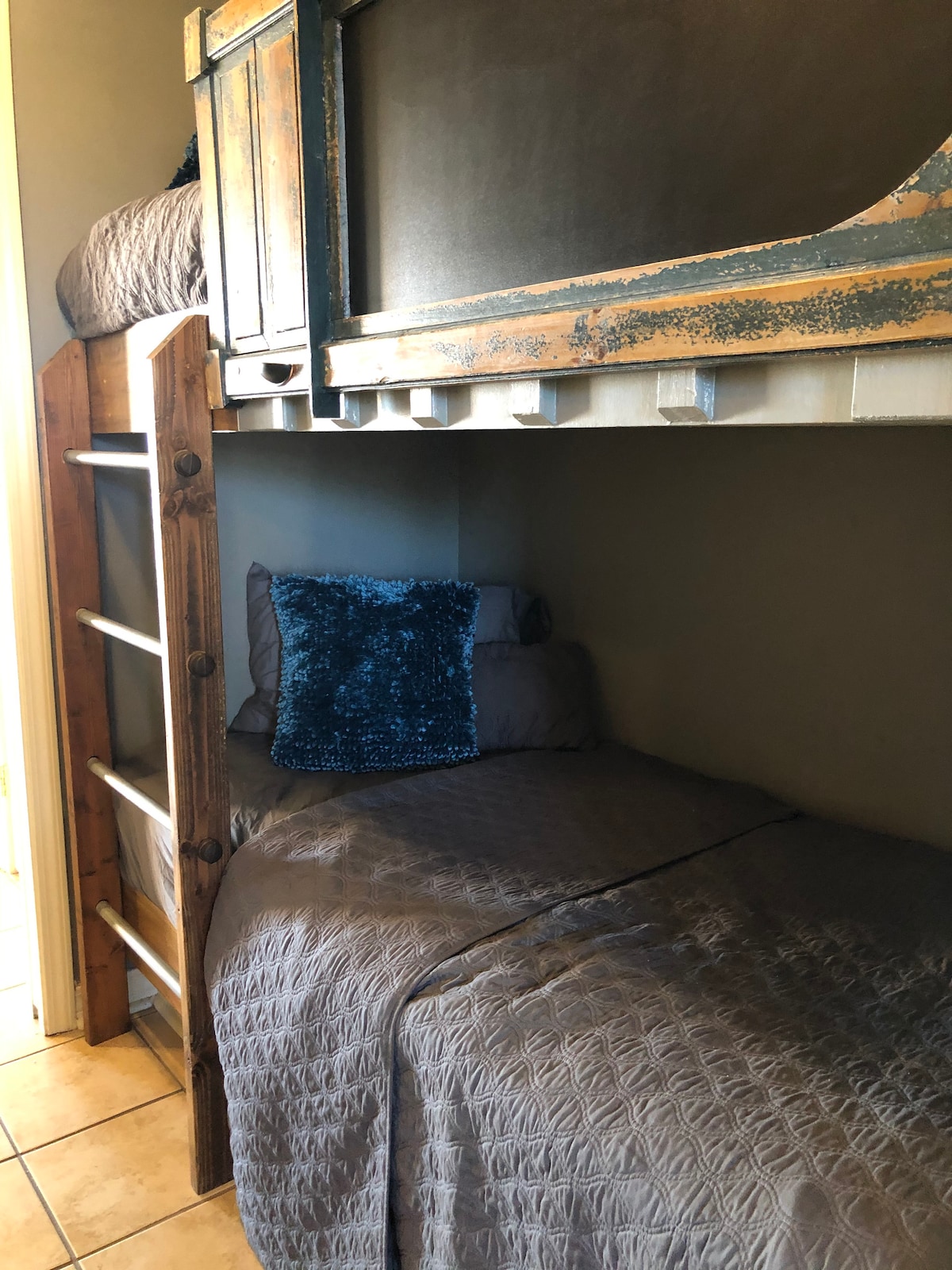 Bunk Alcove s prostorom za aktivnosti za djecu i džepnim vratima za zatvaranje radi privatnosti.