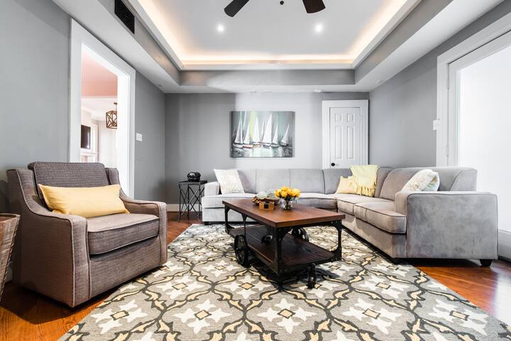 Downtown 4 Bed with Pool and Spa! Near It All! gallery image 4