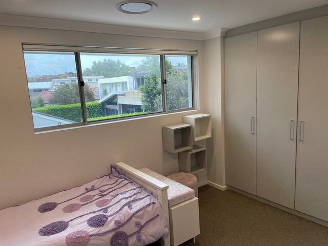 New, Centrally Located Bondi Beach House gallery image 2