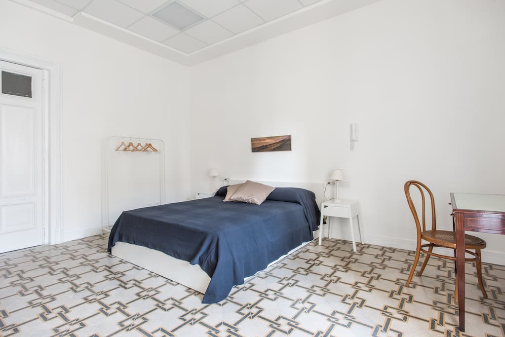La prima camera da letto matrimoniale è arredata così da garantire ogni confort.