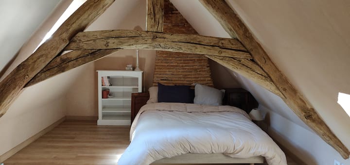 Მყუდრო ოთახი მანსარდაზე 