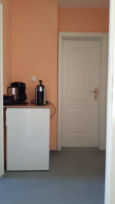 Flur mit Kühlschrank, Kaffeemaschine und Wasserkocher