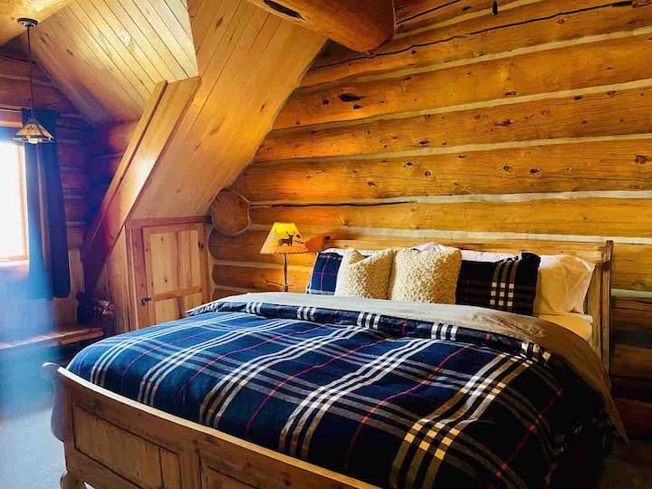 Главна спална соба на горниот кат со брачен кревет во Калифорнија и тавански вентилатор свртен кон езерото Сан Вели.