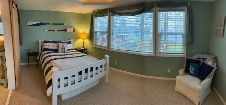 楼下3号卧室，带双人床和单人床（脚轮）