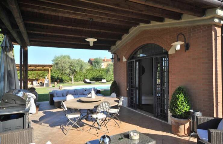 villa with private pool gallery image 3