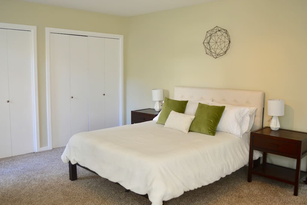 Bedroom/Queen Bed