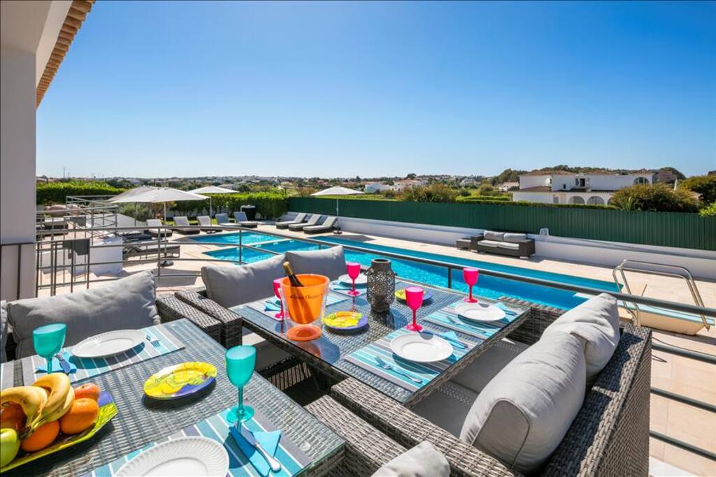 Al fresco dining overlooking pool area