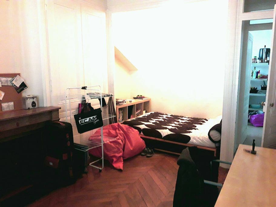 Chambre n°1 avec placard de rangement. Lit double. Très spacieuse