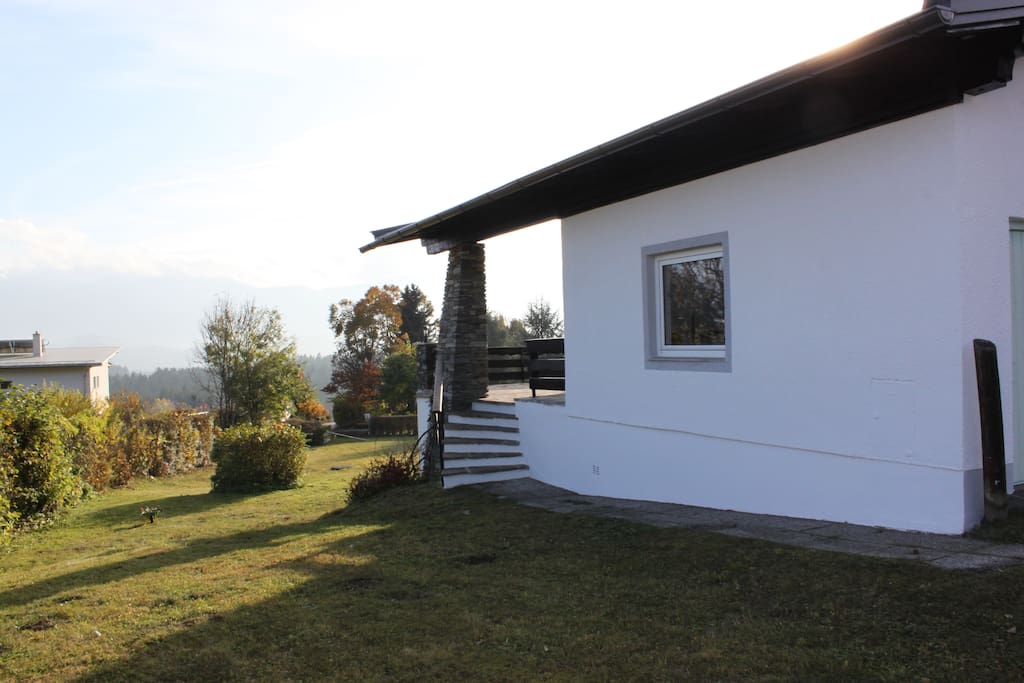 Ostseite mit Blick in die Berge