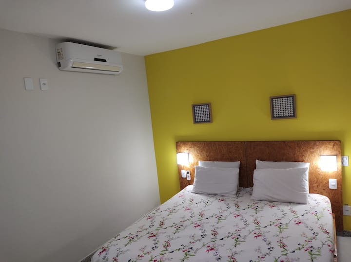 Რეტრო ოთახი, ძალიან მყუდრო და უზარმაზარი კიგ საწოლითა და კონდიცირებით, ჩამრთველებითა და შტეფსელებით საწოლის გვერდით თქვენი კომფორტისთვის.