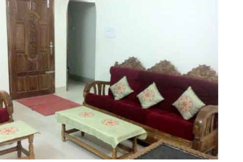 Large-sized lounge with TV