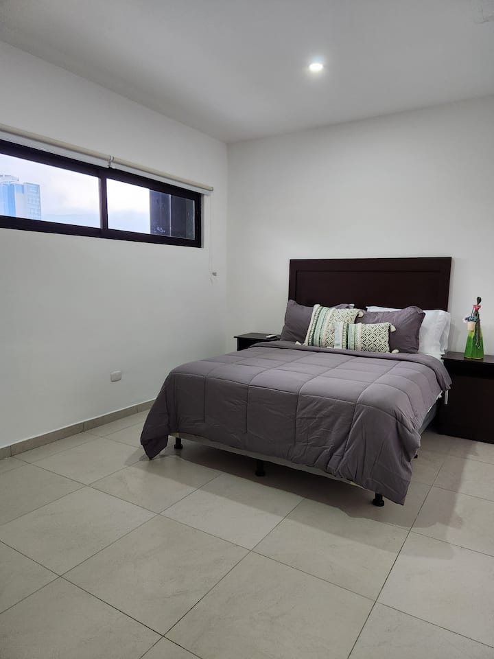 Cama queen con sábanas nuevas de alta calidad, con capacidad para 2 personas cómodamente.