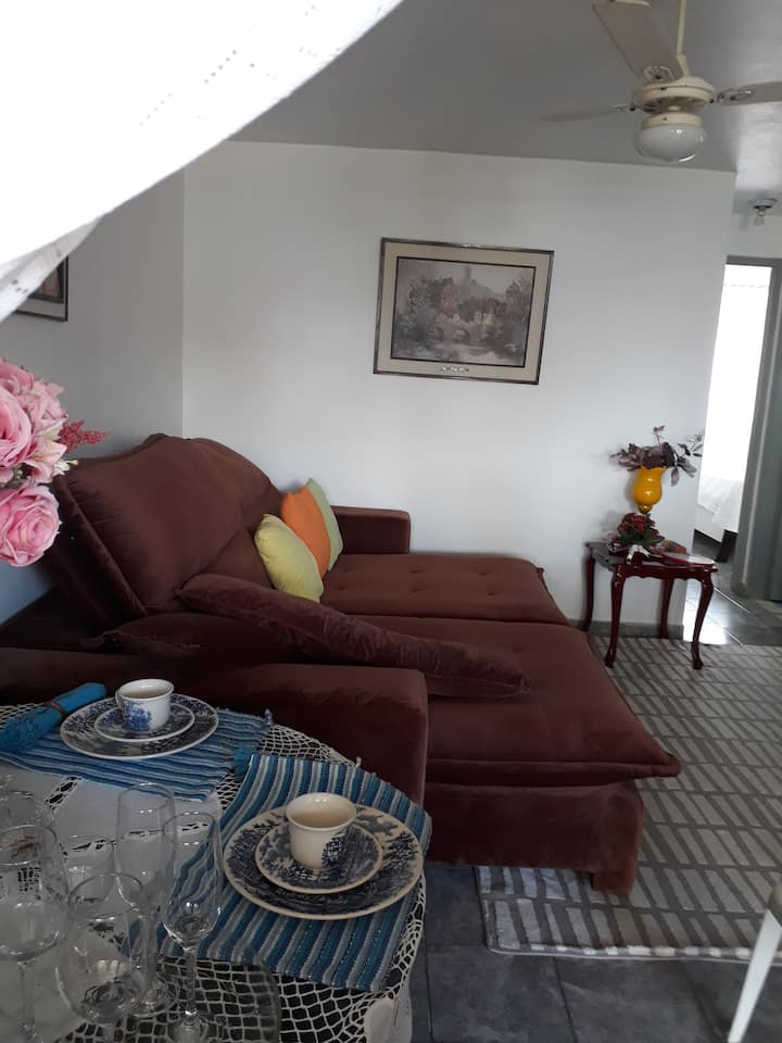 Нашата дневна соба. Едноставно е, но е чисто и мириса.