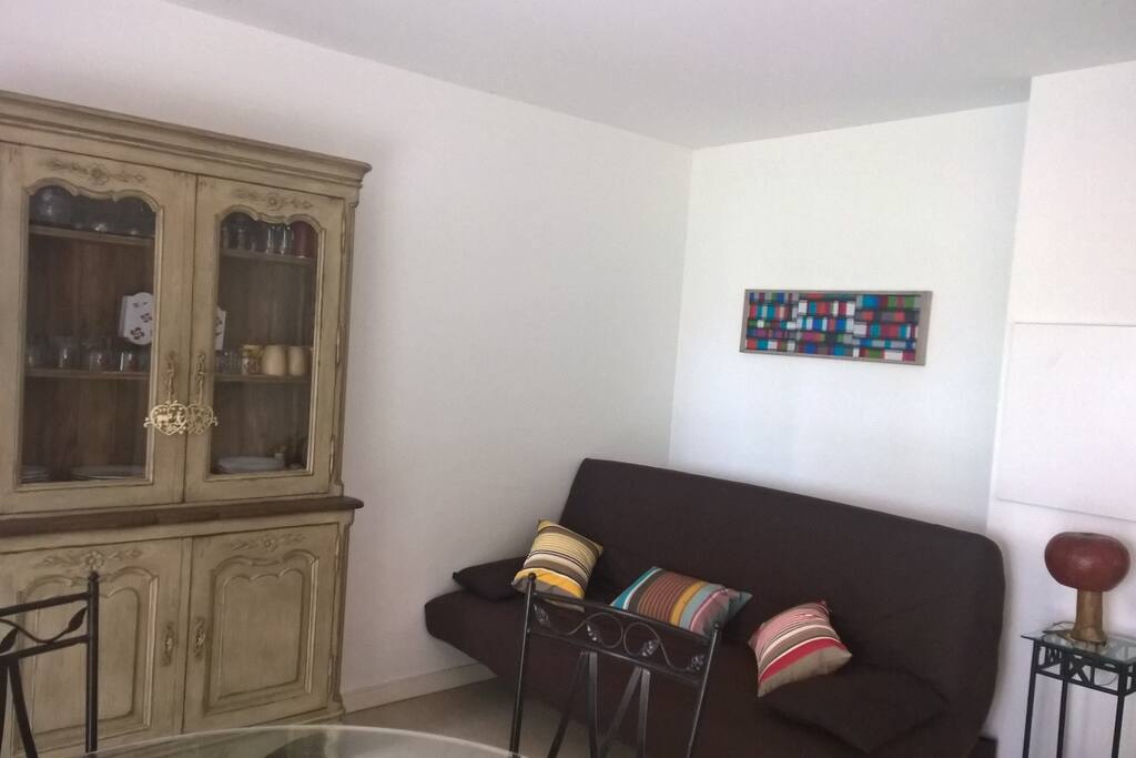 clic clac grand confort
dans le vaisselier vous trouverez assiettes, plats, verres, vous vous sentirez comme chez vous!