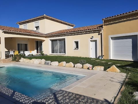 Pleasant House with Pool and View of Ventoux
