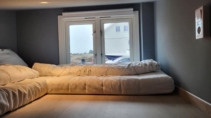 2 מזרנים על הרצפה. NB נמוך מתחת לתקרה. נהדר לילדים. 