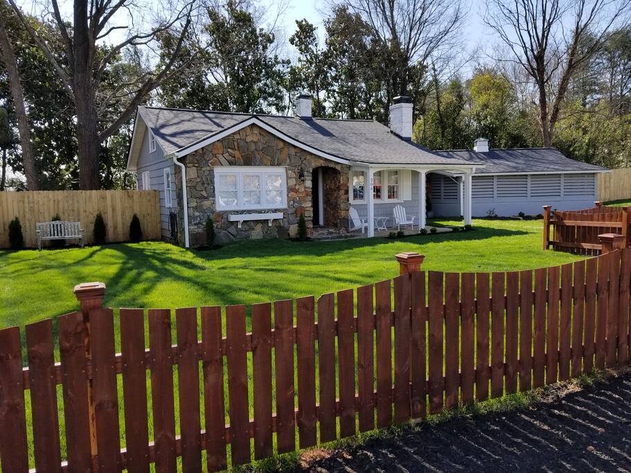 A Delightful Cottage nestled in the town square of Landrum