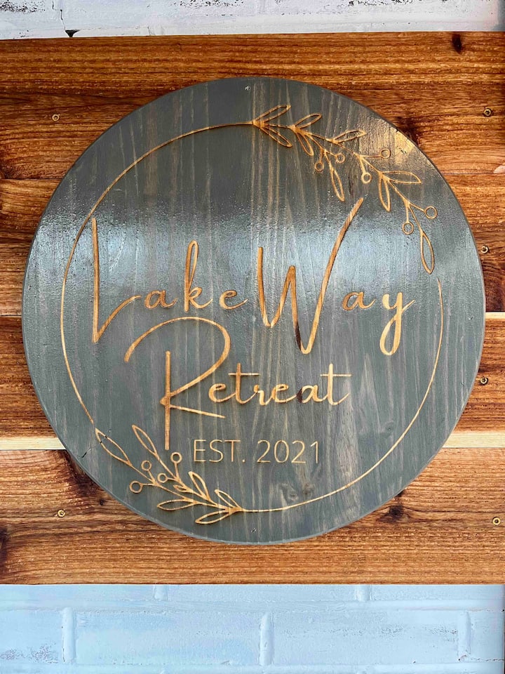 LakeWay Retreat- 4 min from US-41 and The Lake!