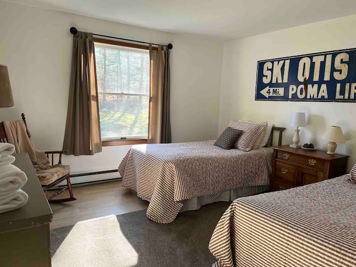 Hall bedroom with twin beds.