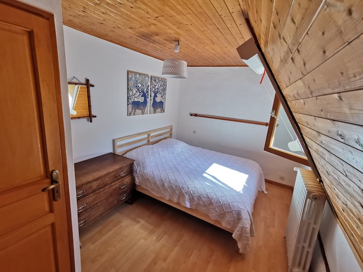 Una habitación con una cama de 160 x 200.