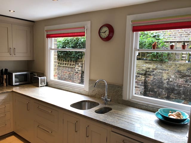 Beautiful central London family house with garden. gallery image 4