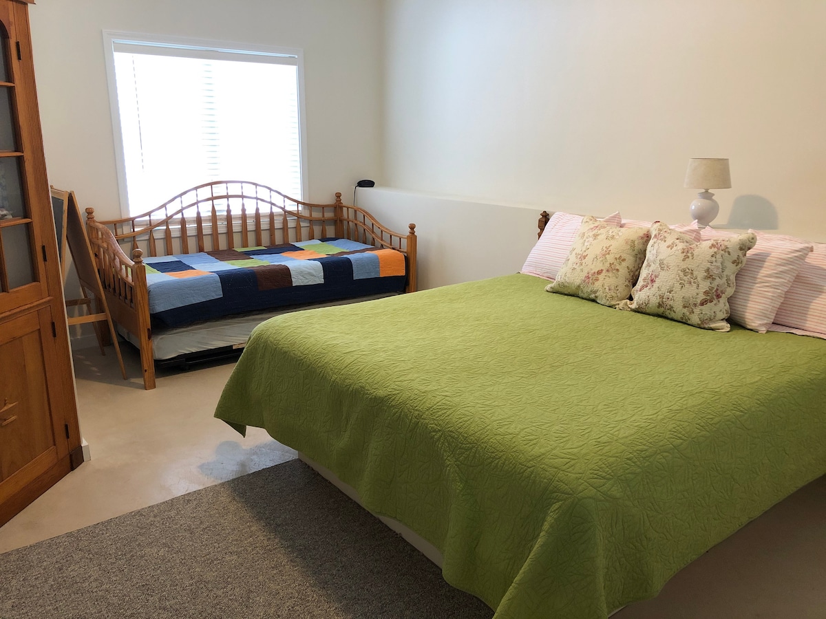 Posteľ s manželskou posteľou King, posteľná bielizeň, skrinka na hračky