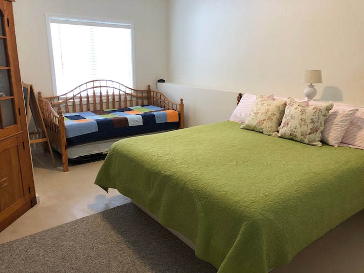 Დიდი პლატფორმის საწოლი, დღის საწოლი, სათამაშოების კარადა