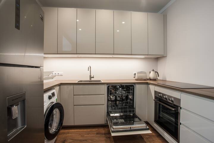 Central. 9 beds+4 sleeping sofas. Max 15 ppl gallery image 4