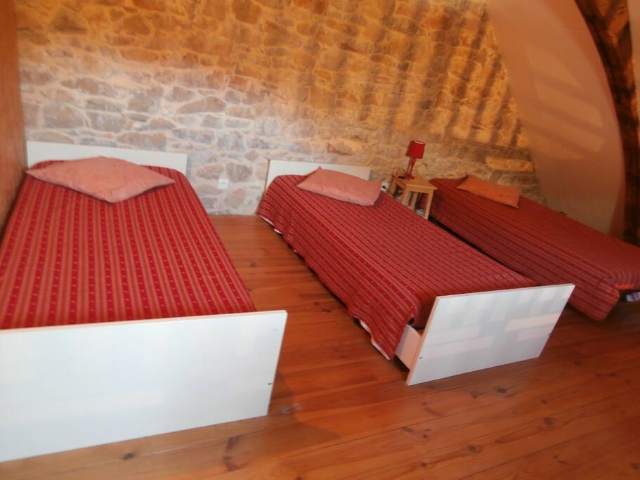 lits en 90 x 200 sur la mezzanine, possibilité de mettre un 4ème lit