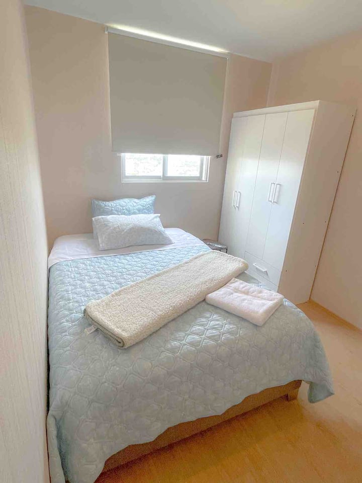 تحتوي إحدى الغرف على تلفزيون عالي الدقة مقاس 40بوصة. 