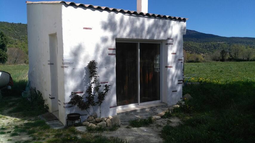 Maisonette au milieu des champs face au Canigou