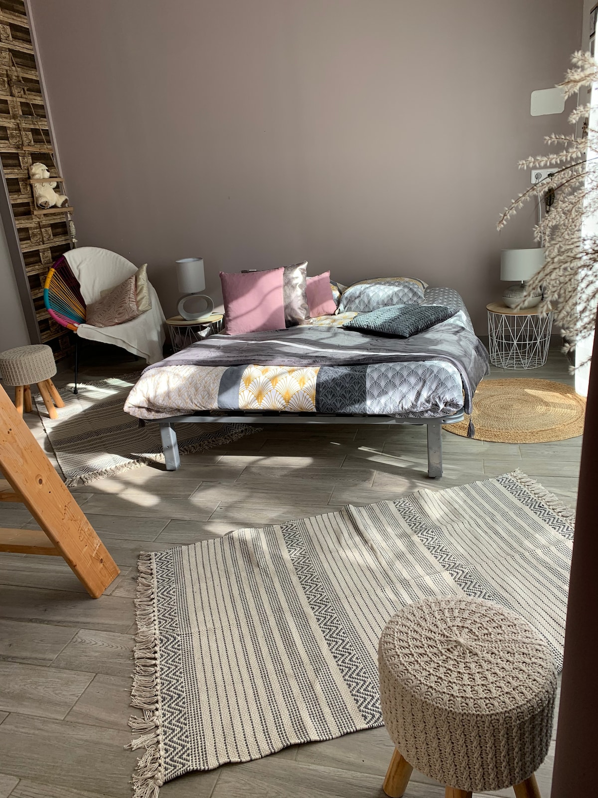 مجموعة من اللحاف والوسائد والملاءات المثبتة وغطاء اللحاف متاح في كل إيجار. 