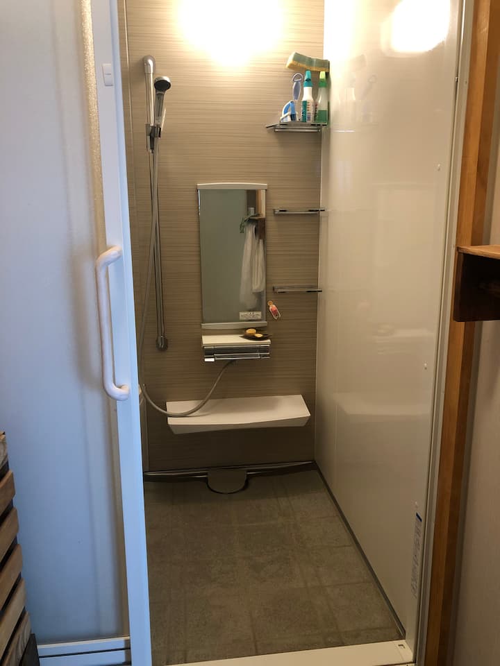 シャワーはいつでも提供しています。 地元の温泉を体験したい場合は、タクシーを呼ぶことができます。（車で約15 ～ 20分）