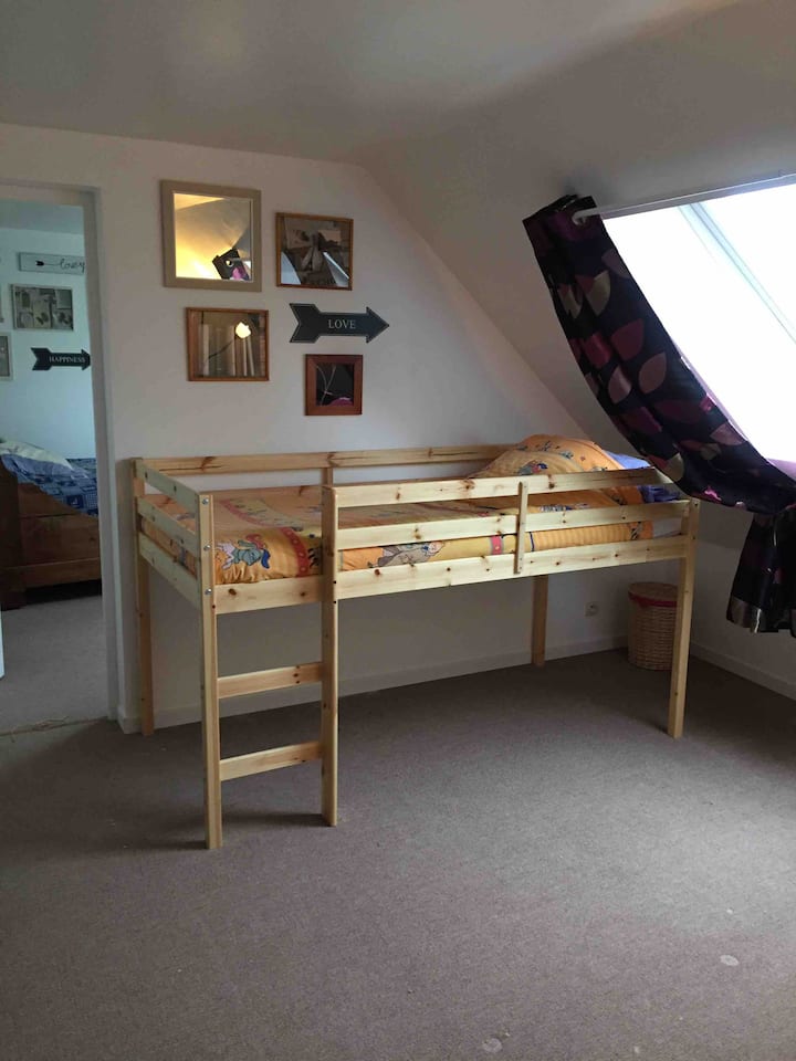 La chambre enfant avec lit de 90x190cm accessible à partir de 6ans.