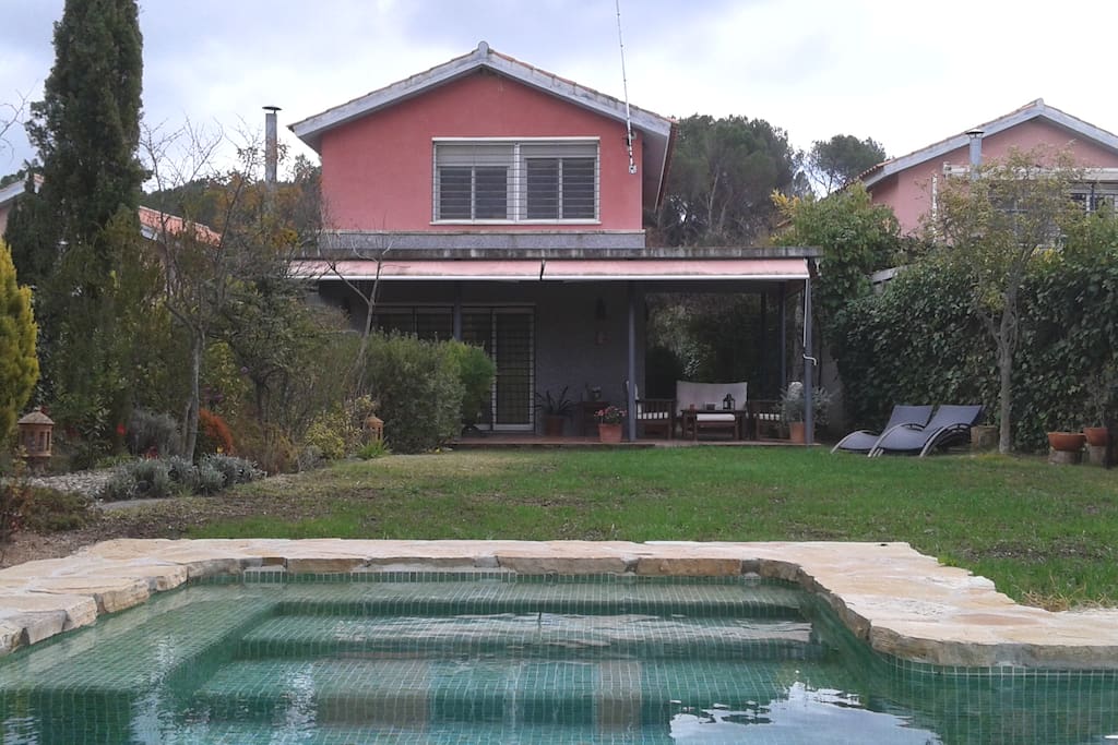 Vista de la casa desde la piscina
