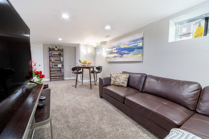 Elegant and Bright 4BR Home near DTWN and RiNo gallery image 5