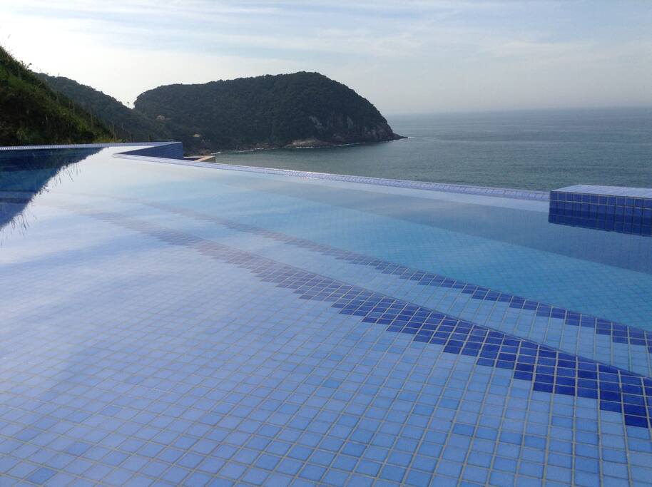Bela conexão entre Piscina e mar