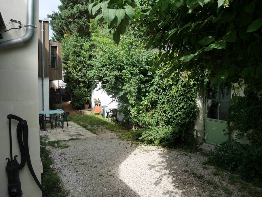 en arrivant dans la cour privée