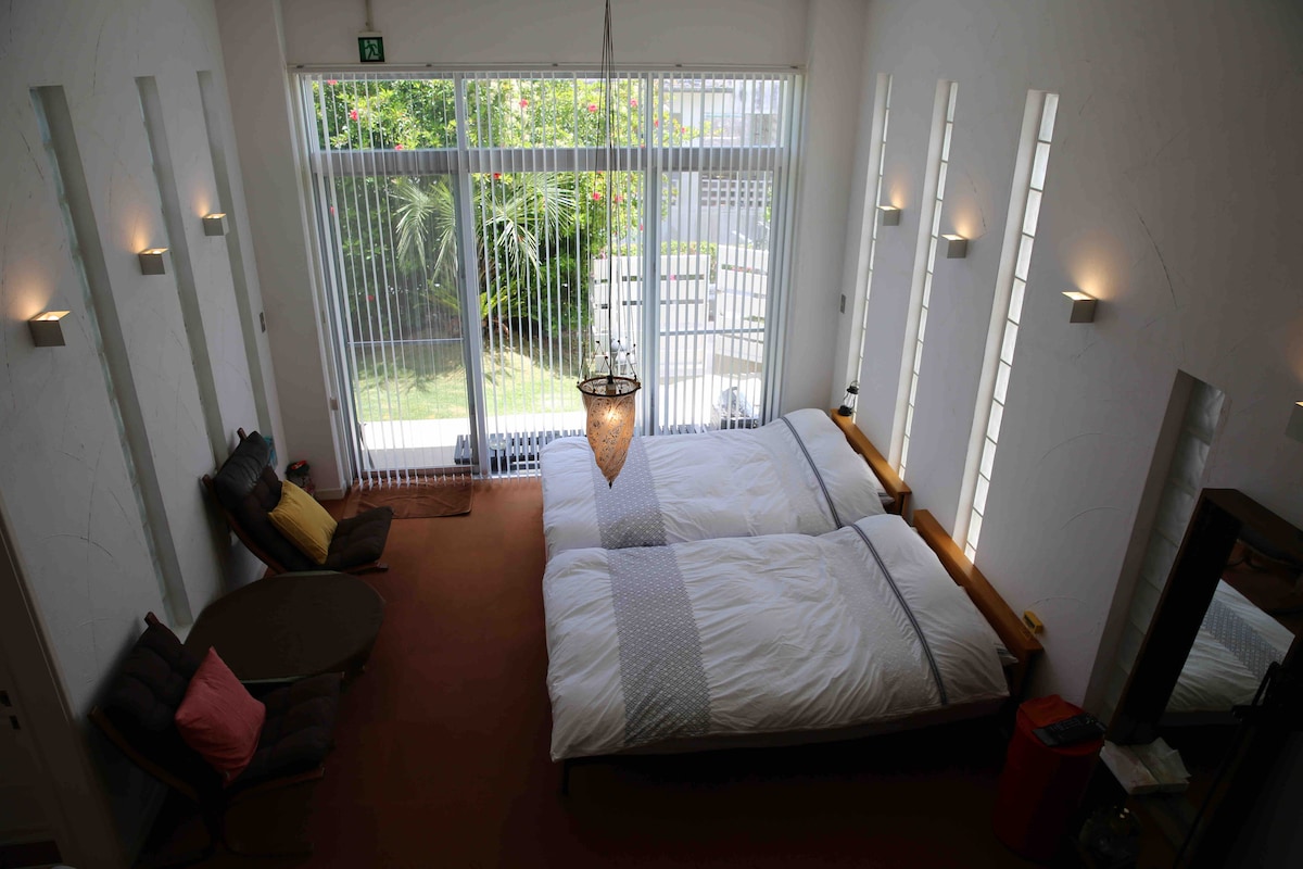 Спалните соби се наоѓаат на првиот кат.  寝室は1階にあります。