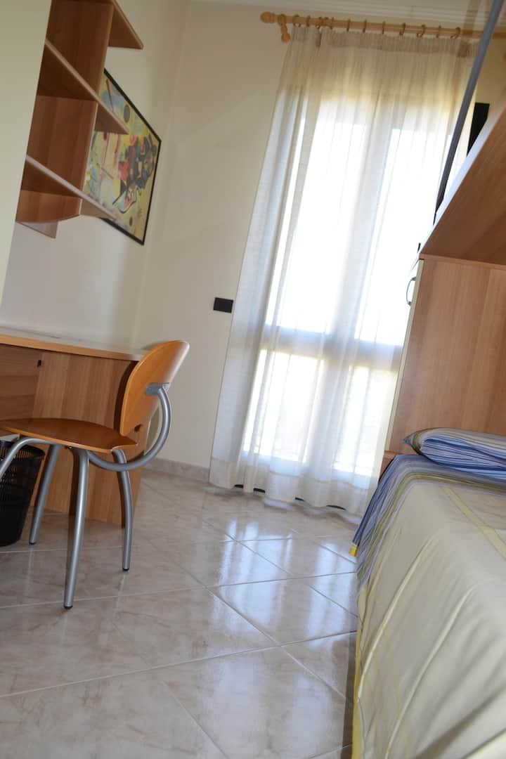 Საძინებელი ორსართულიანი საწოლით