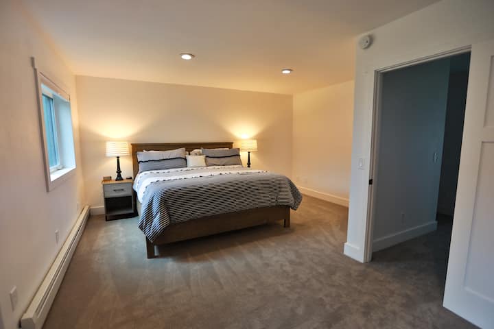 Chumba cha kulala cha ghorofa ya chini na kitanda 1 cha mfalme