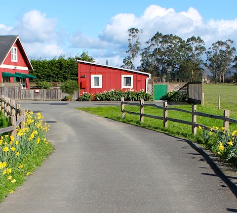Red Barn Cottage, Cozy and Charming