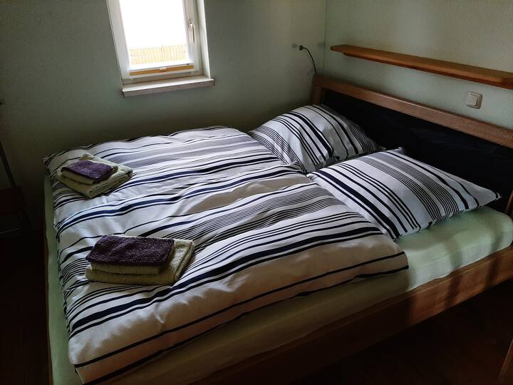 Schlafzimmer 1