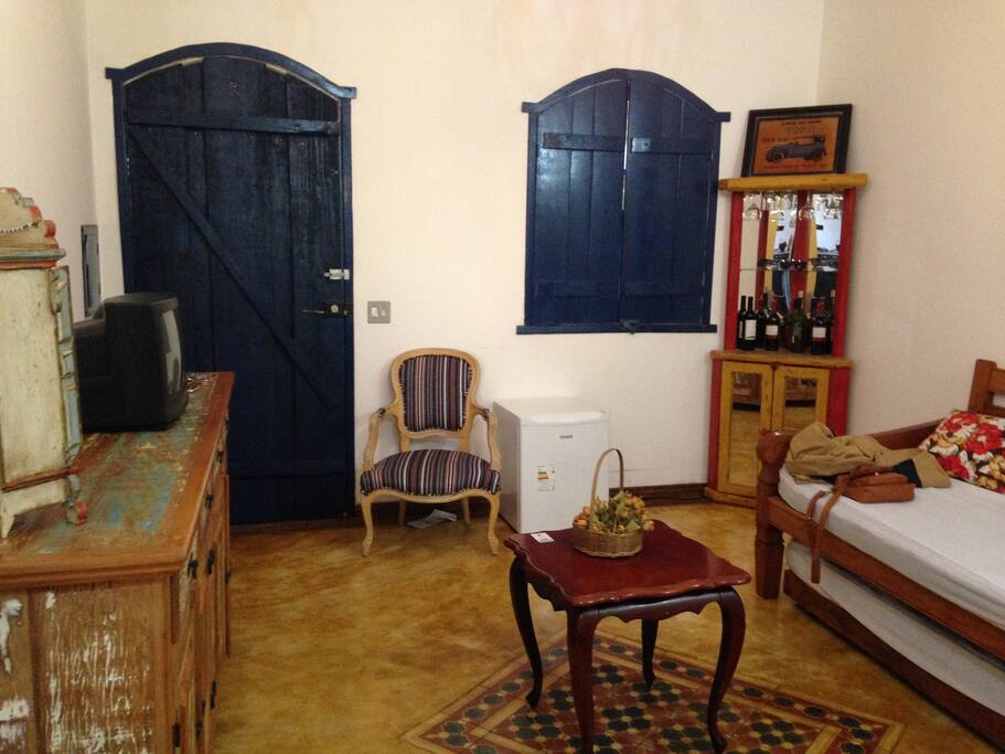 A sala fica ao lado do quarto de hóspedes. É onde o visitante poderá descansar dos passeios assistindo, por exemplo, algum seriado na Netflix com muito conforto.