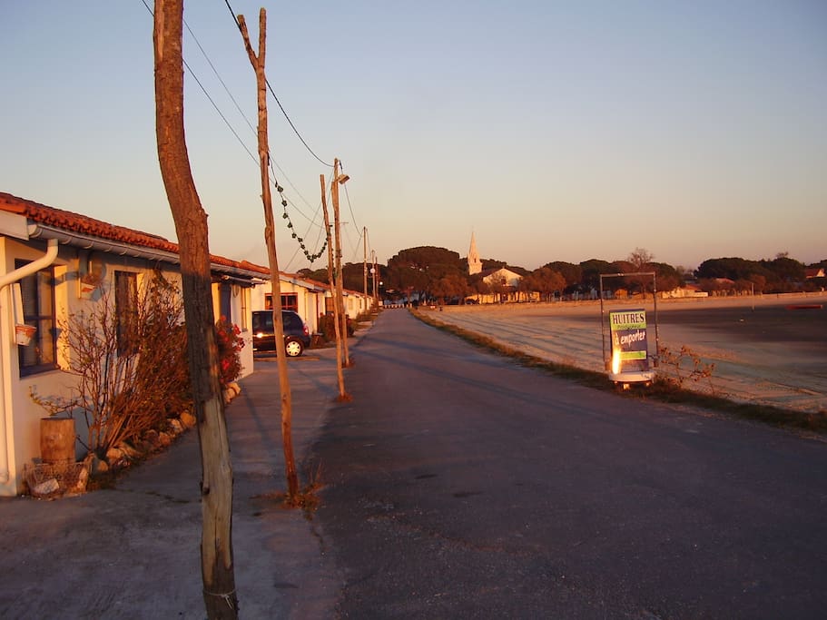Port ostréicole et la plage , face à la résidence