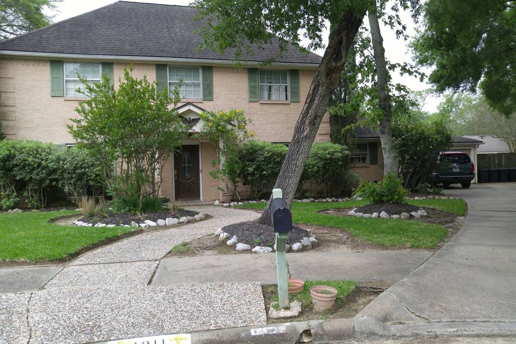 2 story house in a culdesac