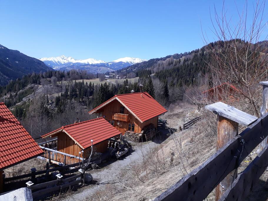 Blick auf die Sonnenhütte und die Sauna