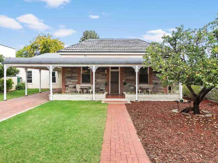 Great Location, Lovely modern king size bed room 😃 Houses for Rent in