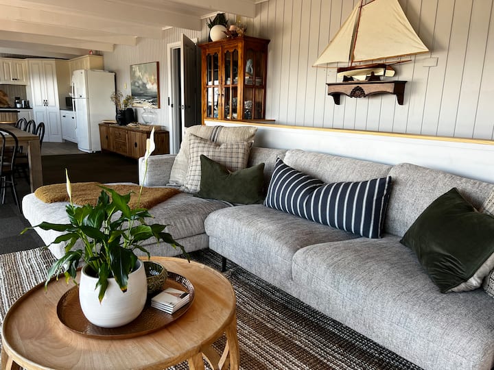 Cuan Mór Bridport Beach Shack 6 Bedrooms Houses for Rent in