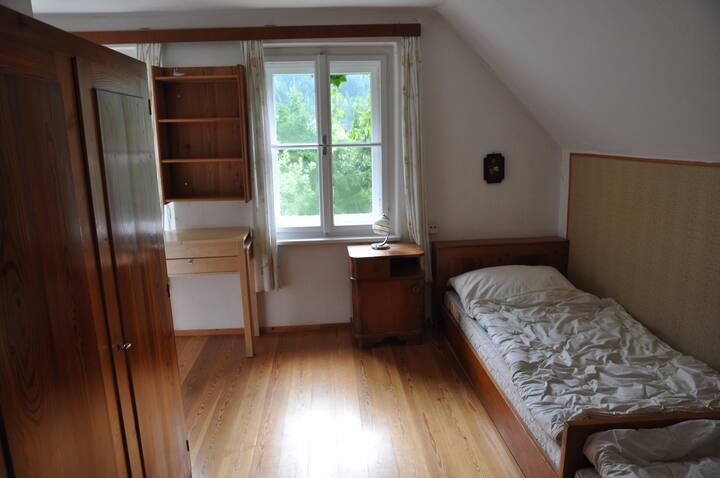 Dormitorio 1
con dos camas individuales y lavabo